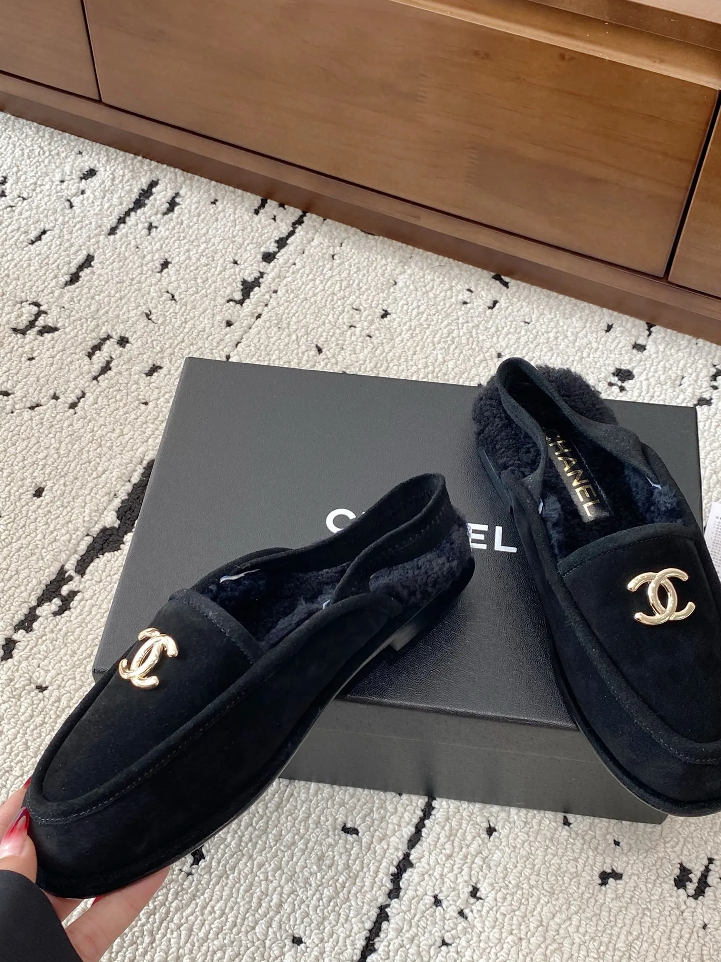 👟👟Ex-factory price 640👟👟 🍀CHANEL25s Chanel Mary Jane beanie hair slippers, a hot new release in the early autumn series, this season's hot item from the fragrance family! I really fell in love at first sight, the classic color matching is perfect!  Really super personalized, which is the biggest highlight of this shoe. The eye-catching but not exaggerated design is super cool for daily use. It is super versatile whether paired with pants, sweaters or skirts. It looks good no matter how you wear it. The more you look at it, the more you like it! Upper: imported sheep leather. Lining: original developed lamb wool. Outsole: Italian leather outsole. Size: #35-41 (40 41 custom-made, non-refundable) 👉 👉